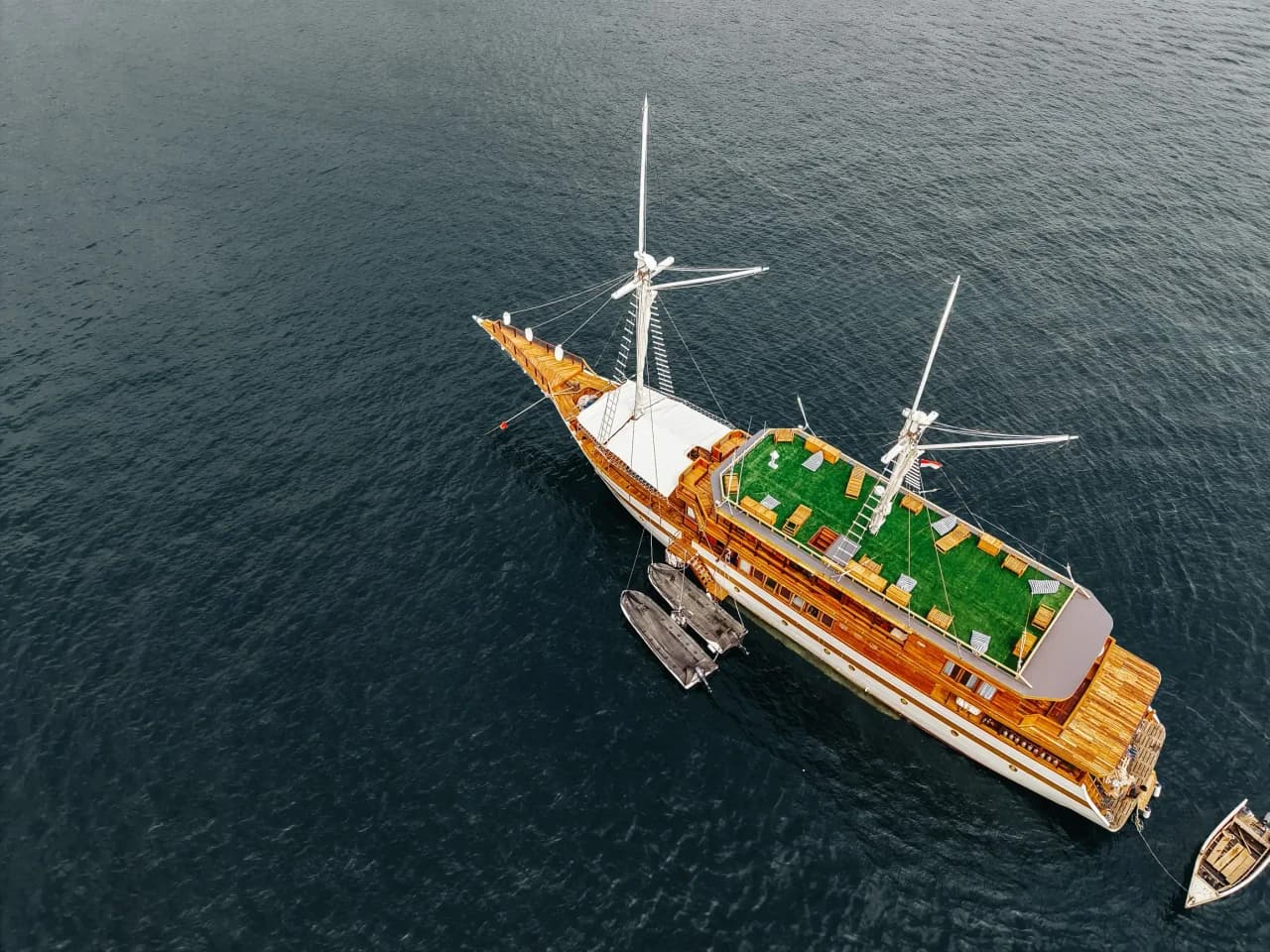 Seven Angels Phinisi under sail in Komodo National Park